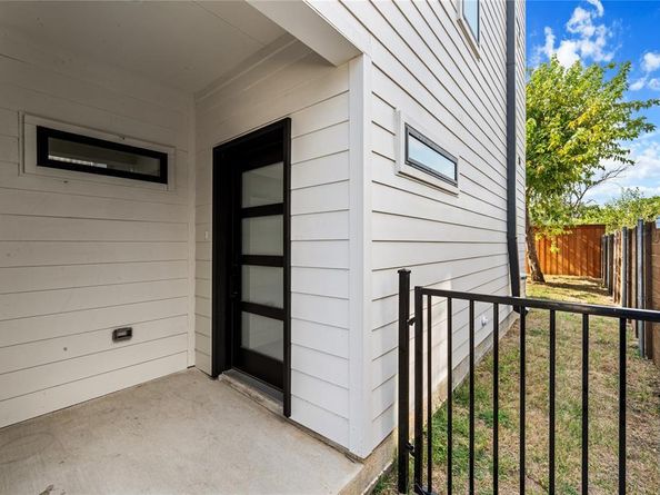 1021  Mobile Street , Dallas Texas 75208