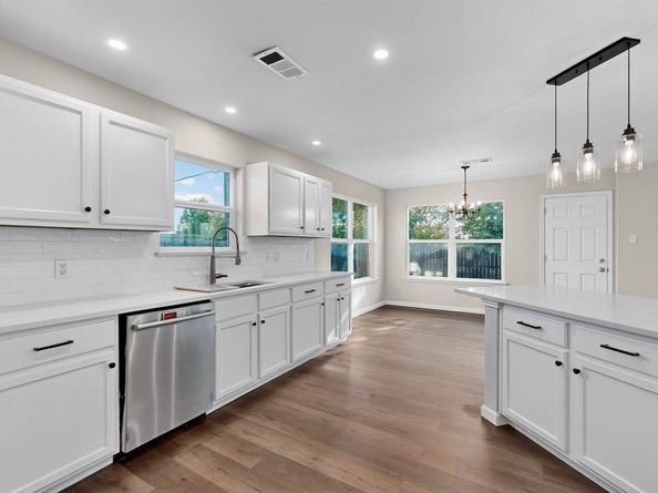 1004  Canyon Drive , Justin Texas 76247