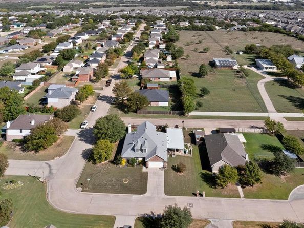 1004  Canyon Drive , Justin Texas 76247