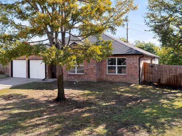 1004  Canyon Drive , Justin Texas 76247