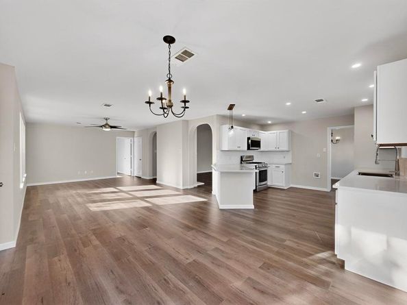 1004  Canyon Drive , Justin Texas 76247