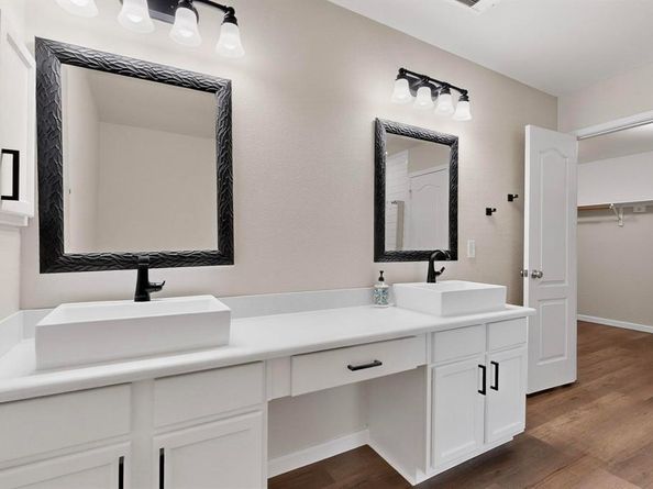 1004  Canyon Drive , Justin Texas 76247