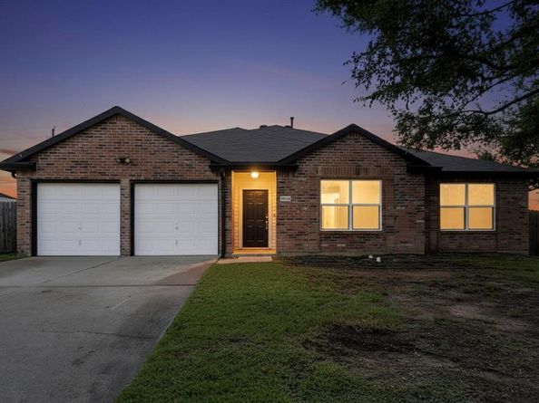 1004  Canyon Drive , Justin Texas 76247