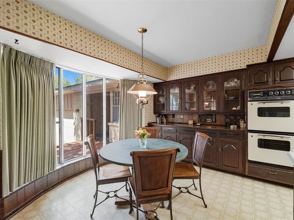1204  Greenbriar Lane , Arlington Texas 76013