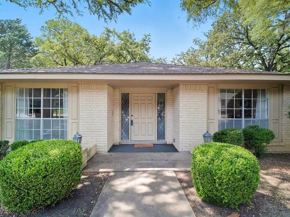 1204  Greenbriar Lane , Arlington Texas 76013
