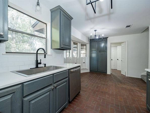 2811  Burlwood Drive , Dalworthington Gardens Texas 76016