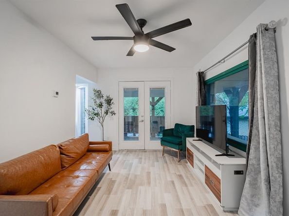 626 N Hampton Road , Dallas Texas 75208