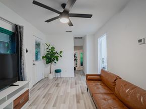 626 N Hampton Road , Dallas Texas 75208