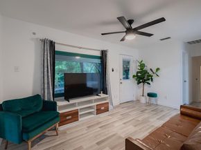 626 N Hampton Road , Dallas Texas 75208