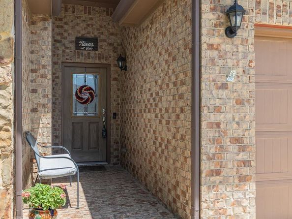 1057  Meadow Scape Drive , Fort Worth Texas 76028