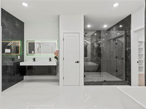 923  Walkway Street , Dallas Texas 75212