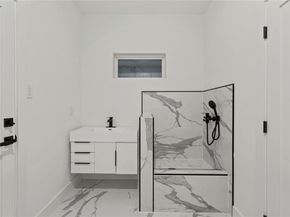 923  Walkway Street , Dallas Texas 75212