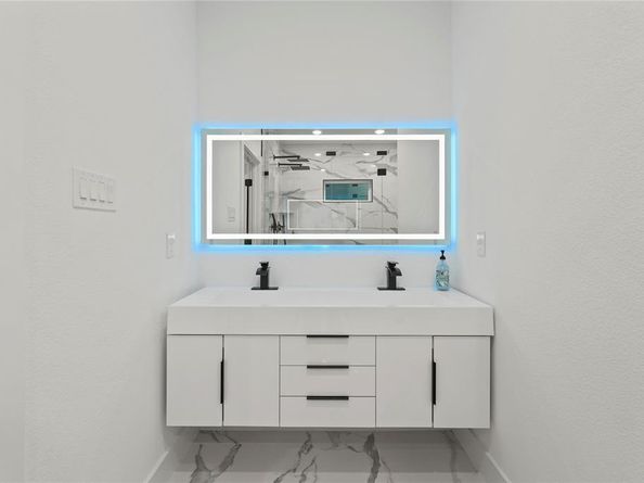 923  Walkway Street , Dallas Texas 75212