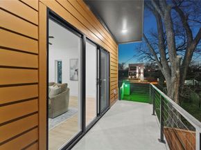 923  Walkway Street , Dallas Texas 75212