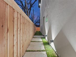 923  Walkway Street , Dallas Texas 75212