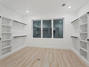 923  Walkway Street , Dallas Texas 75212