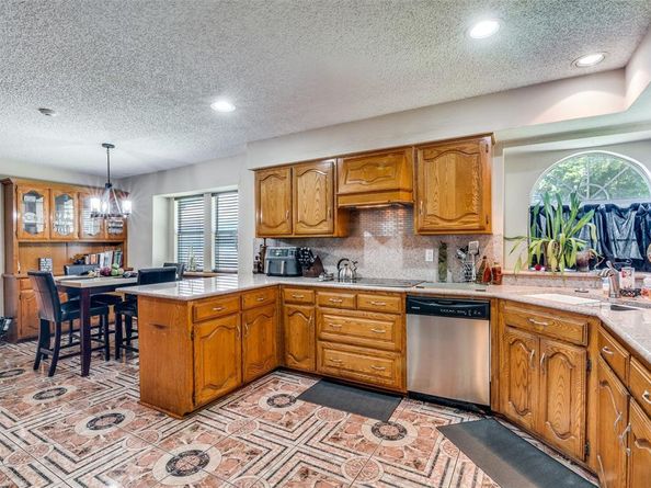2001  Diamond Oaks Drive , Garland Texas 75044