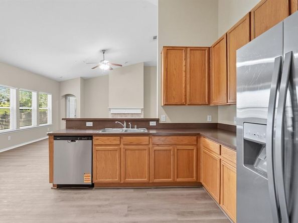 909  Hannah Way , Dallas Texas 75253