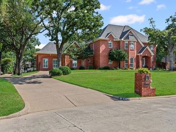 1009  Oak Ridge Court 