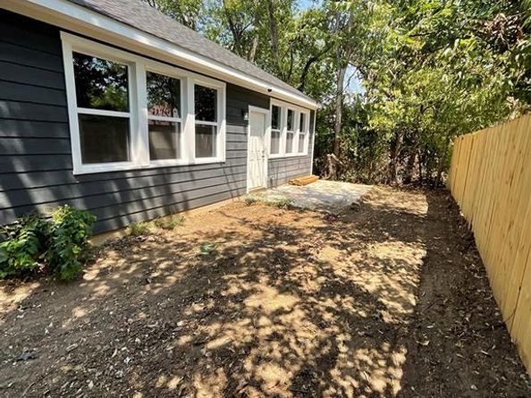 1220 E Leuda Street , Fort Worth Texas 76104
