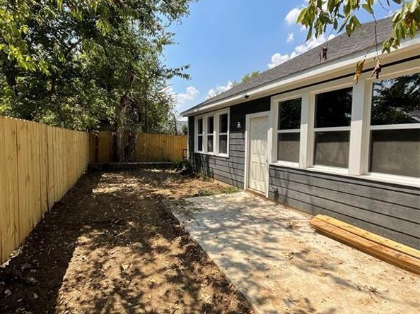 1220 E Leuda Street , Fort Worth Texas 76104