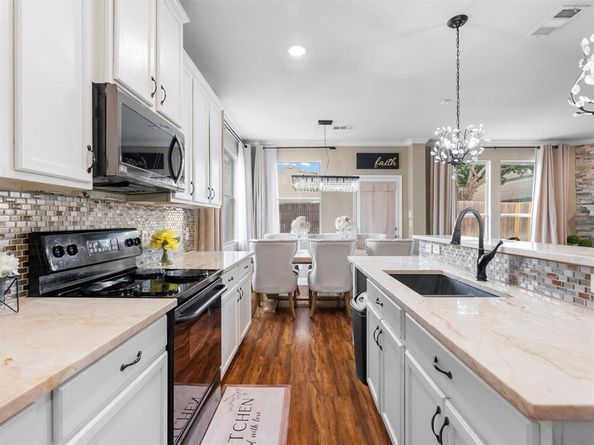 1122  Red Robin Drive , Aubrey Texas 76227