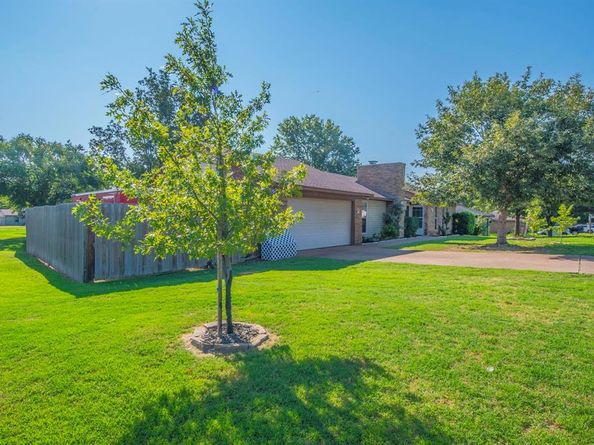 901  Cottonwood Trail , Benbrook Texas 76126
