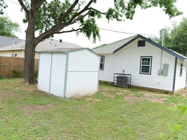 1037 E Cantey Street , Fort Worth Texas 76104
