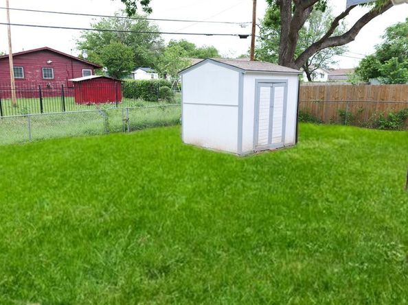 1037 E Cantey Street , Fort Worth Texas 76104
