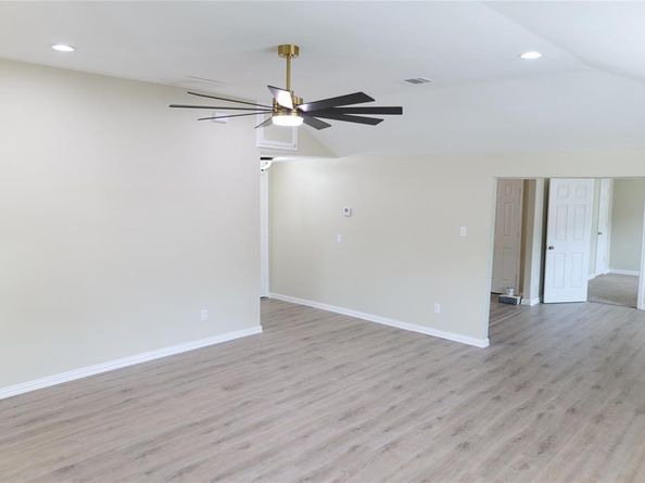 1037 E Cantey Street , Fort Worth Texas 76104
