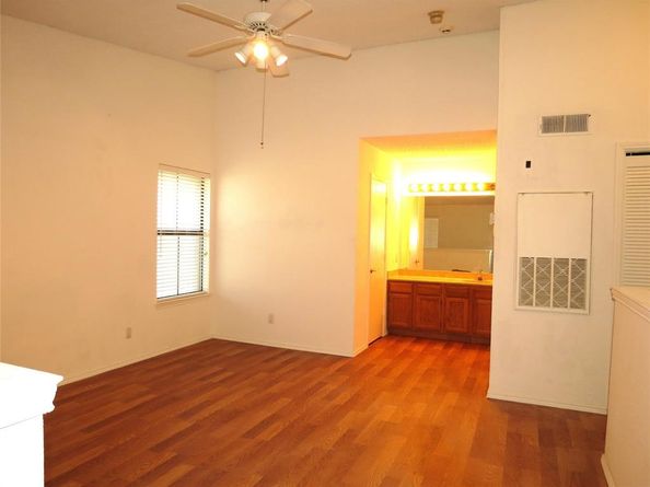 3253  Donnelly Circle  803, Fort Worth Texas 76107
