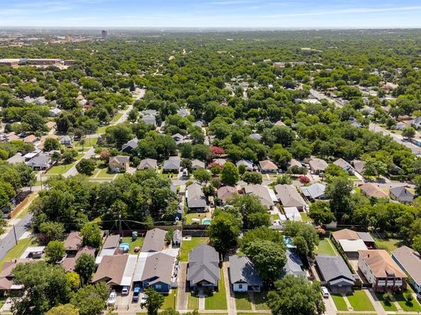 916 S Montreal Avenue , Dallas Texas 75208