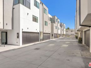 4724 N Village Court Lane, Valley Village CA 91607