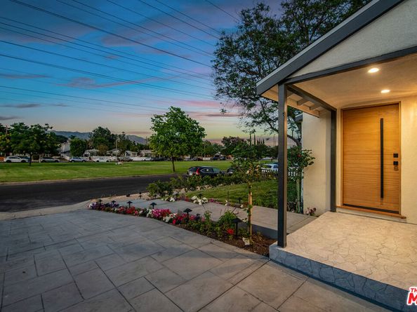 1237 N Whitnall Highway, Burbank CA 91505