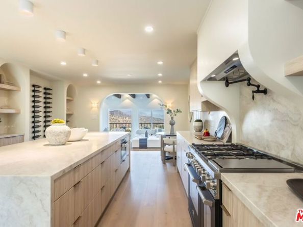 8300 Grand View Drive, Los Angeles CA 90046