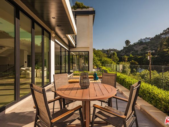 3920 Knobhill Drive, Sherman Oaks CA 91423
