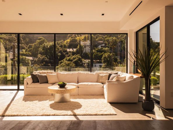 3920 Knobhill Drive, Sherman Oaks CA 91423