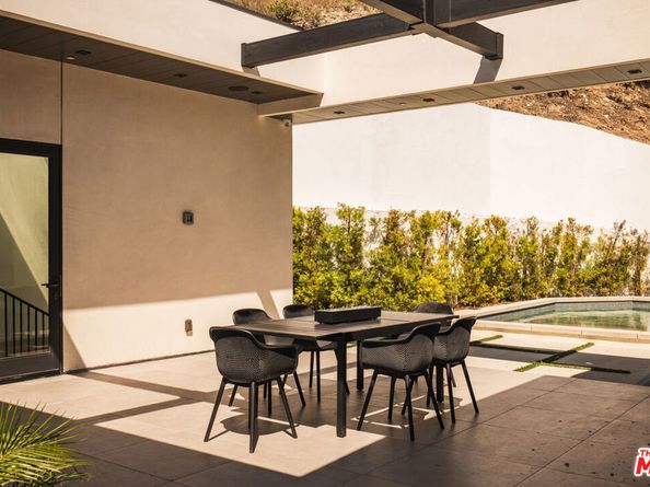 3920 Knobhill Drive, Sherman Oaks CA 91423