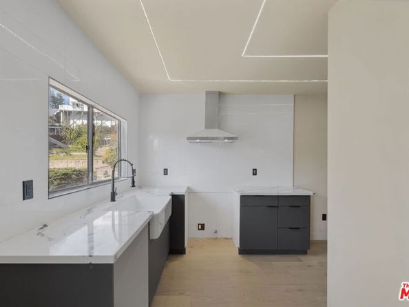 921 N Benton Way, Los Angeles CA 90026