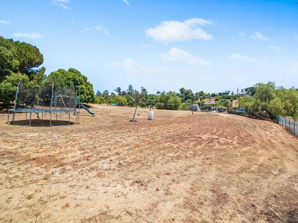 785 Mason Cir, Vista CA 92084