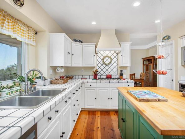 785 Mason Cir, Vista CA 92084