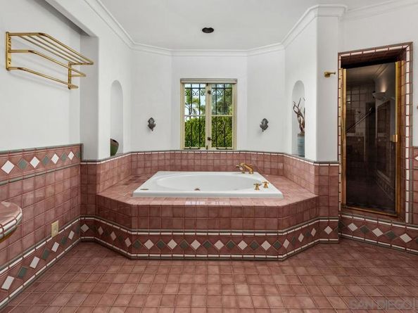 6692 La Jolla Scenic Dr S, La Jolla CA 92037