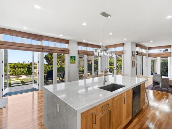6815 S La Jolla Scenic Drive, La Jolla CA 92037