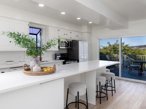 7850 Roseland Dr, La Jolla CA 92037