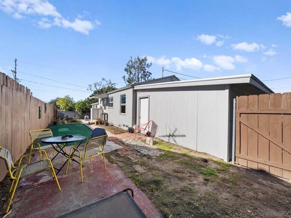 1760 Olive Ave, Vista CA 92083