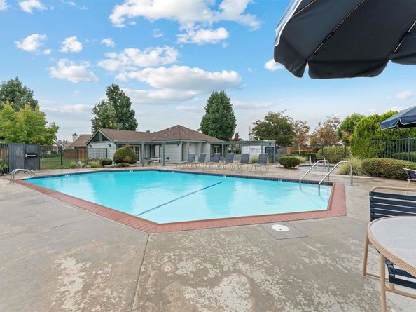 472 Devonshire Gln, Escondido CA 92025
