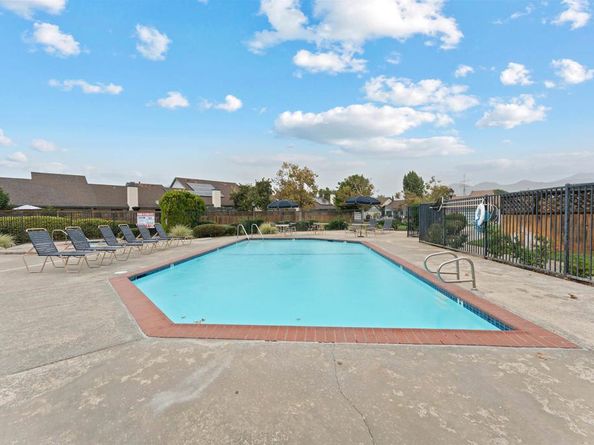472 Devonshire Gln, Escondido CA 92025