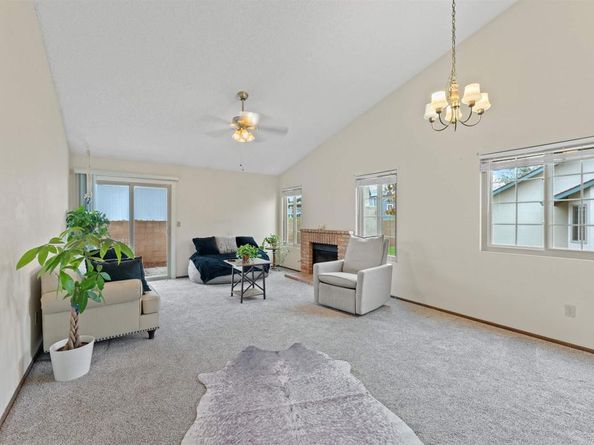 472 Devonshire Gln, Escondido CA 92025