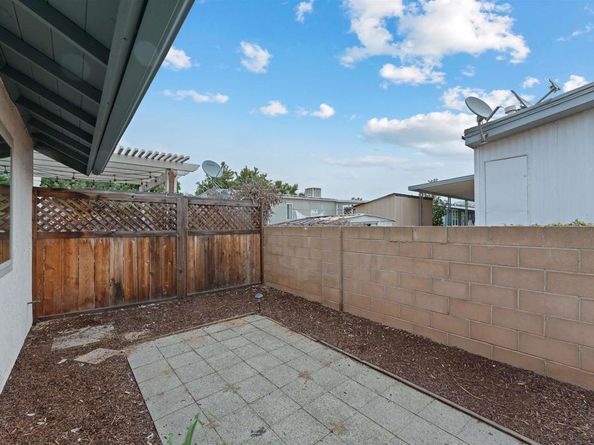 472 Devonshire Gln, Escondido CA 92025