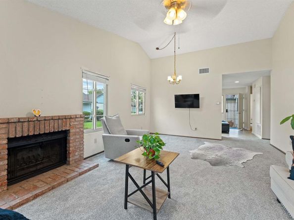 472 Devonshire Gln, Escondido CA 92025